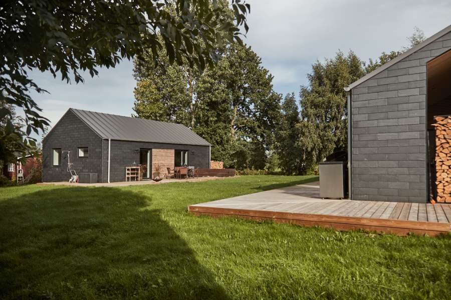 Schiefer, Holz und Stahlprofile in eleganter Symmetrie, Mågevej 11, 4040 Jyllinge, Dänemark